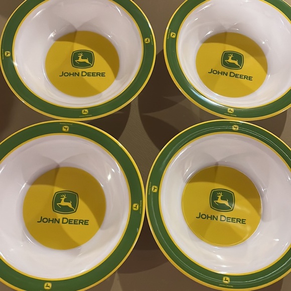 John Deere plastic plates and bowls set of 12 - Picture 2 of 4